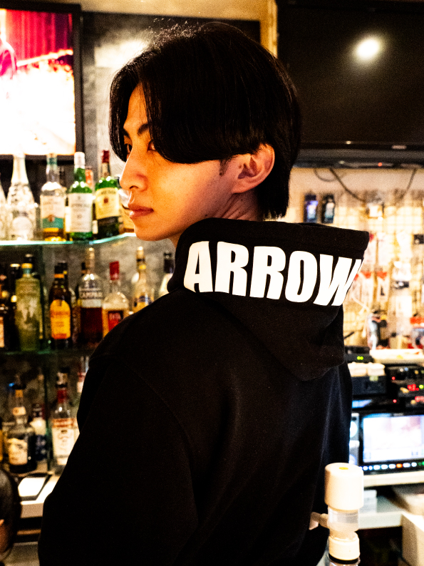 ARROWSパーカーを着たスタッフ