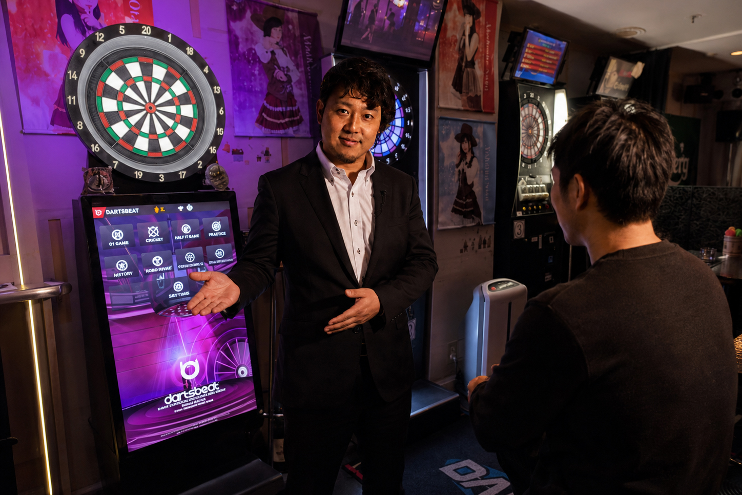 山口オーナーがDBS100横で導入相談をしている様子